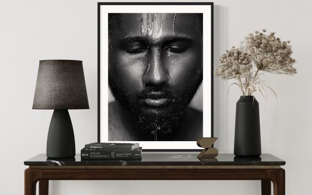 Kerzen in Tränen – ein tief emotionales fotorealistisches Porträt, das die Grenzen zwischen Kunst und Realität verschwimmen lässt.